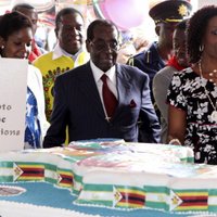 800 tūkstošu dolāru svētki - kritizē Zimbabves prezidenta 92 gadu jubileju