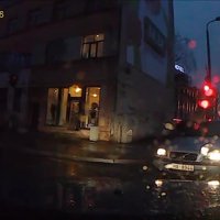 Video: Nekaunīgs autovadītājs Rīgā šķērso ceļu pie sarkanās gaismas un uztaurē