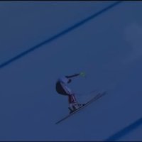 Video: Kalnu slēpotājs lielā ātrumā apbrīnojami izvairās no kritiena