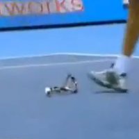 Video: Gulbis dusmās sašķaida tenisa raketi