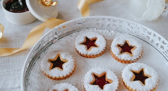 Ziemassvētku sviesta un mandeļu cepumi ar ievārījumu