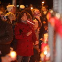 Foto: Kritušo karavīru piemiņai pie Rīgas pils zaigo tūkstošiem svecīšu liesmiņu