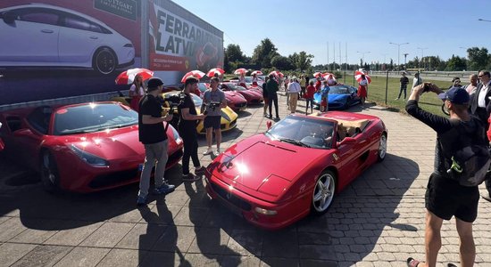 ФОТО: На этой неделе на дорогах Латвии проходит эксклюзивный тур Ferrari