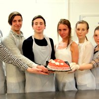 Foto: 'Mis un misters Ogre' finālisti cep mīlnieku torti