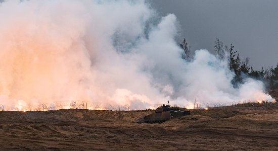 Foto: Ienaidnieka iebrukuma scenārijs – Ādažos karavīri trenējas aizsargāt Latviju 