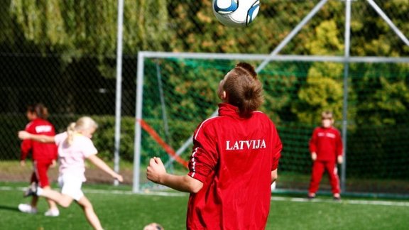 'Atņēma kustībām, iedeva pļāpām...' Sporta pedagogi kritiski par jauniešu mazkustību un draudošajām sekām