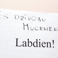 Muceniekos patvēruma meklētāji protestā pauž neapmierinātību ar dzīves apstākļiem Latvijā