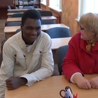 Для 16-летнего беженца из Гамбии нашли приемную семью в Латвии
