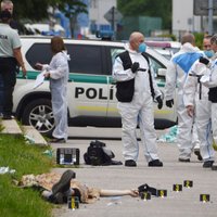 Slovākijā uzbrucējs ar nazi skolā nogalina sievieti un ievaino bērnus