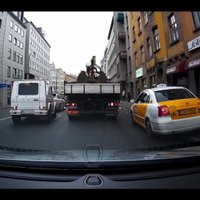 Video: Nepacietīgs taksometra vadītājs Brīvības ielā apbrauc sastrēgumu pa gājēju ietvi