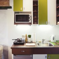 Gaumīgas dizaina viltības, kas mazas virtuves padarīs ievērojami plašākas