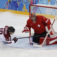 Latvijas hokejistiem sāpīgs zaudējums pēdējās sekundēs Soču Olimpiādes ieskaņā