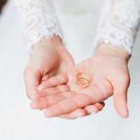 Piecas lietas, ko vecākiem savām atvasēm būtu jāizstāsta par laulību