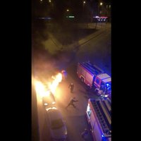 Aculiecinieka video: Torņkalnā eksplodē un sadeg vieglais auto