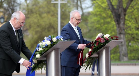 Foto: Latvijas un Igaunijas prezidenti noliek ziedus pie Brīvības pieminekļa