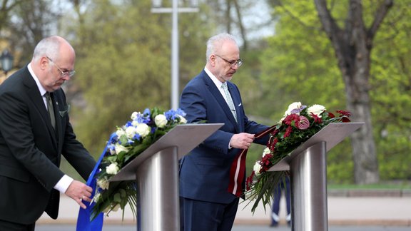 Levits un Kariss noliek ziedus pie Brīvības pieminekļa - 14