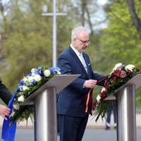 Foto: Latvijas un Igaunijas prezidenti noliek ziedus pie Brīvības pieminekļa