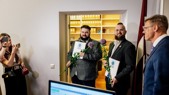 Pirmais pāris Latvijā reģistrē partnerību