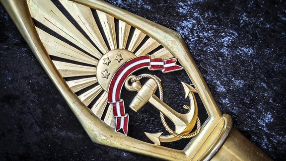 Latvijas Kara flotes gods izdedžos. Rīgā nama bēniņos atrod unikālu relikviju