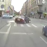 Video: Pārgalvīgs auto Rīgā bēg no policijas un apdraud cilvēku drošību