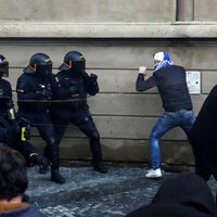 Prāgā demonstrācijas pret Covid-19 ierobežojumiem sportam pāraug sadursmēs ar policiju