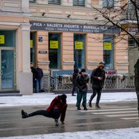 Desmitgades lielākā vētra Rīgā pamazām zaudē spēku