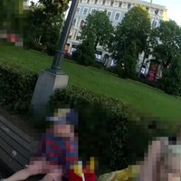 Rīgas centrā no divām piedzērušām mātēm nošķir mazus bērnus