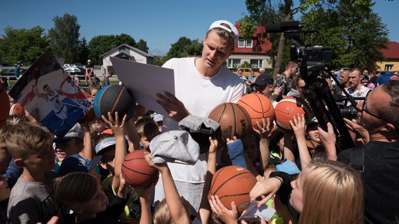 Kristaps Porziņģis atklāj basketbola laukumu Liepājā - 37