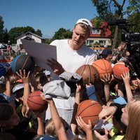 Foto: Porziņģis atklāj savu otro basketbola laukumu Liepājā un sniedz autogrāfus faniem