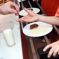 No nākamā mācību gada visi Rīgas skolēni līdz 9. klasei varēs pusdienot bez maksas