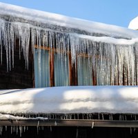 Kam pievērst uzmanību, lai pēc sniegotas ziemas nebūtu jāmaina mājas jumts