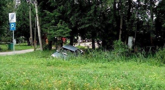 Foto: 'Volvo' vadītājs nesavalda auto un iebrauc grāvī