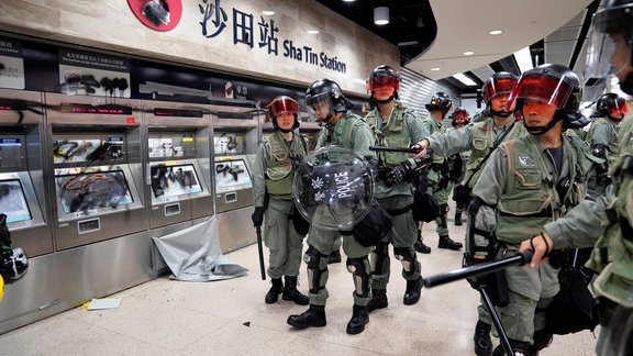 Protestētāji Honkongā izdemolē metro staciju un lielveikalu - 6