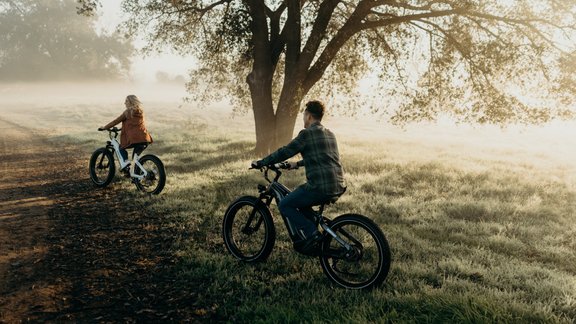 pāris velobraukšana velo lauki riteņbraucēji elektriskais velosipēds