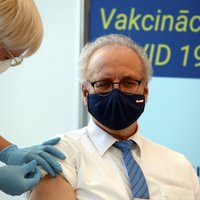 Foto: Valsts augstākās amatpersonas saņem vakcīnu pret Covid-19