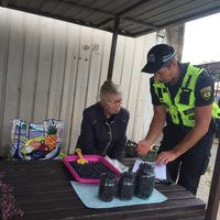 Foto: Policistu pārrunas ar melleņu tirgotāju Purvciemā samulsina pircēju