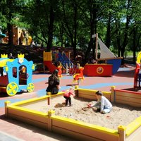 Cik droši ir publiski pieejamie bērnu rotaļu laukumi Rīgā