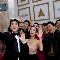 Pārsteigums 'Oskara' ceremonijā – labākās filmas balvu saņem dienvidkorejiešu 'Parazīts'
