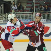 Rīgas 'Dinamo' izsēj divu vārtu pārsvaru un pārliecinoši zaudē Sprukta 'Lokomotiv'