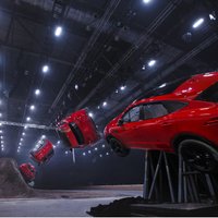 Video: Kompaktā 'Jaguar E-Pace' prezentācijā uzstāda rekordu spirālveida lēcienā