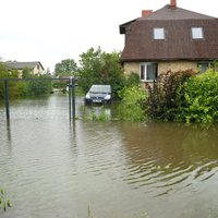 Дом в воде, но это не наводнение? Страховщики отказывают пострадавшим от бури жителям в выплате компенсаций