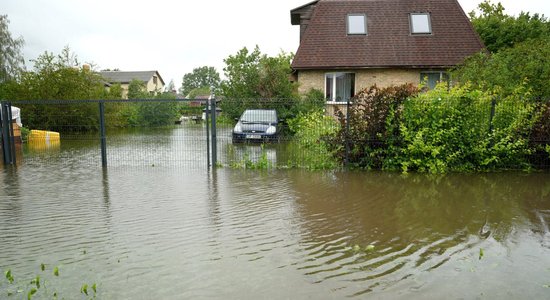 Дом в воде, но это не наводнение? Страховщики отказывают пострадавшим от бури жителям в выплате компенсаций