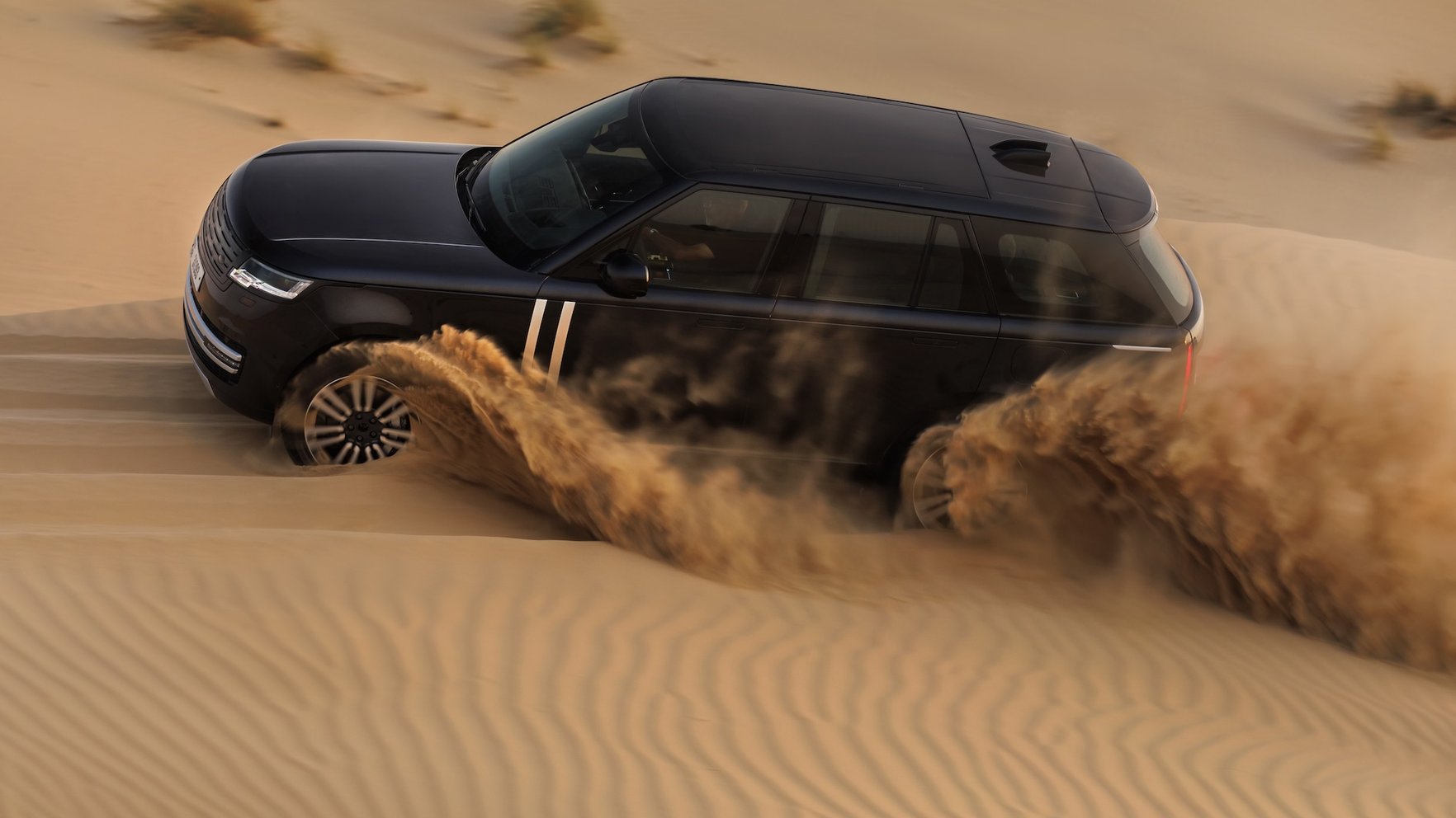 Foto: Pirmais elektriskais "Range Rover" tiek testēts milzu karstumā