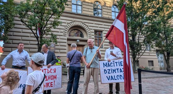 Foto: Saujiņa ļaužu pulcējas piketam pret pāreju uz mācībām tikai latviski