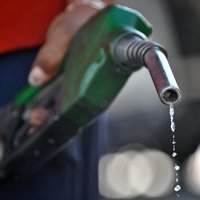 Degviela tuvākajā laikā lētāka nekļūs; paredz naftas cenas tālāku kāpumu