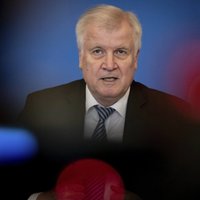 Zēhofers atkāpjas no CSU vadītāja amata; paliek iekšlietu ministra amatā