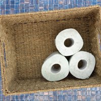Gaumīgas idejas, kā uzglabāt tualetes papīra ruļļus