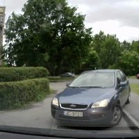 Video: Šoferītis niekojas iekšpagalmā – brauc atpakaļgaitā un neļauj citiem izbraukt