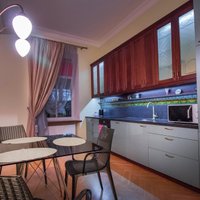 Virtuve un ēdamistaba vienuviet: dažādas iekārtojuma idejas Latvijas dzīvokļos