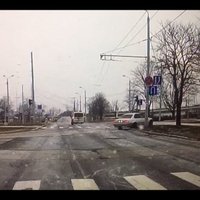 Video: BMW pie Gaismaspils 'izlido' no ceļa
